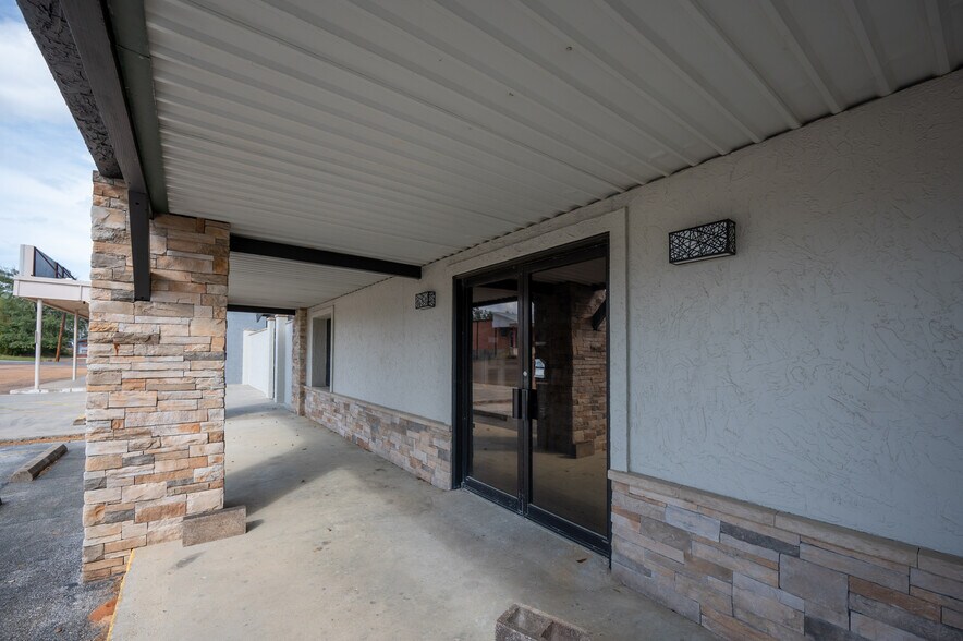More Photos Of 211 S Magnolia St, Woodville Flex For Sale