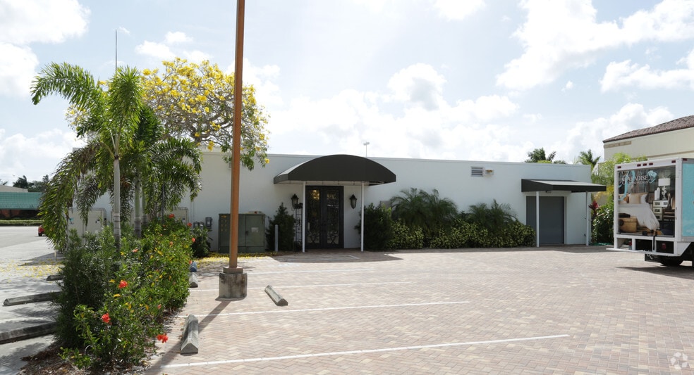 More Photos Of 661 Tamiami Trl N, Naples Freestanding For Sale