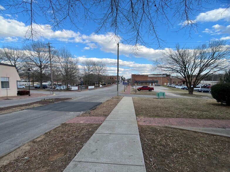 More Photos Of 203 W Nash St, Louisburg Office For Lease