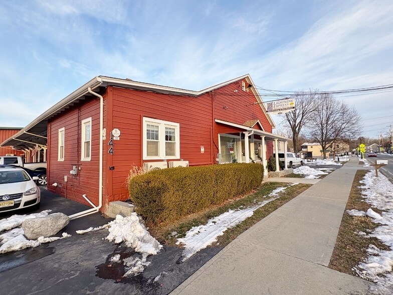 More Photos Of 144 Main St, Gardiner Warehouse For Lease