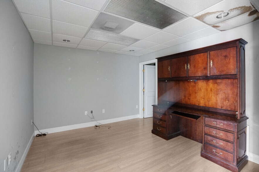 More Photos Of 1882 Porter Lake Dr, Sarasota Light Manufacturing For Sale