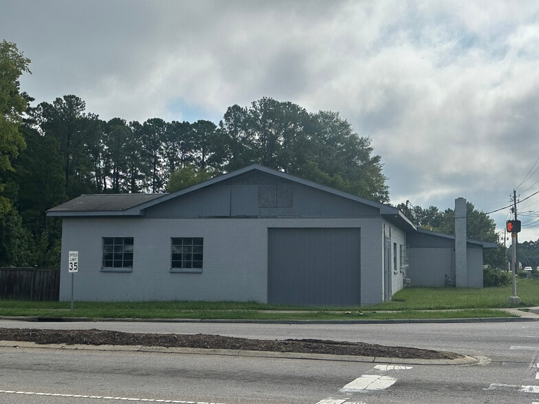 More Photos Of 807 Center St, Apex Warehouse For Lease