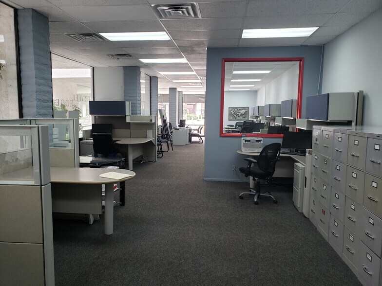 More Photos Of 73160 El Paseo, Palm Desert Storefront For Lease