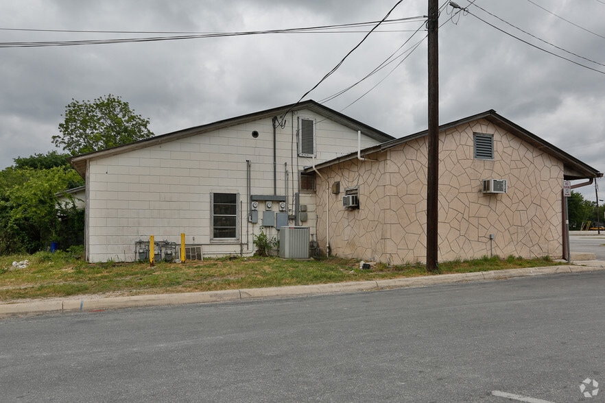 More Photos Of 305-323 N Main St, Boerne Storefront Retail Office For Lease