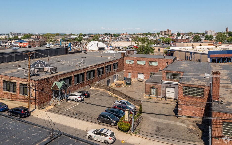 More Photos Of 44-48 Garden St, Everett Warehouse For Lease