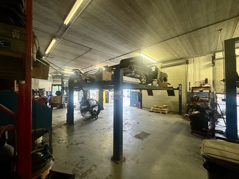 More Photos Of 1002 SE 9th St, Cape Coral Service For Sale