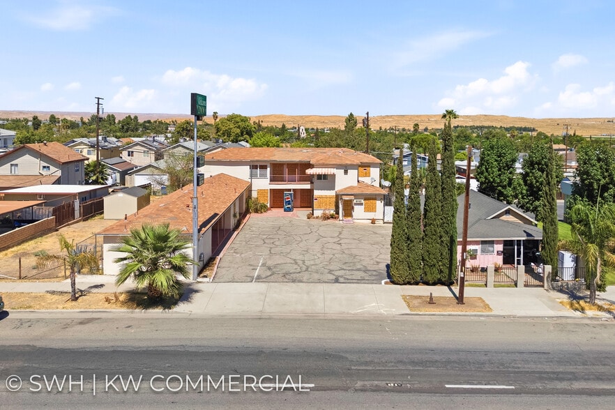 Primary Photo Of 130 Kern St, Taft Hotel For Sale