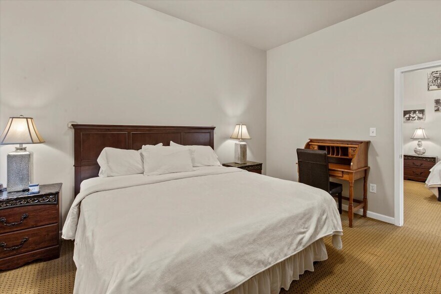 More Photos Of 49 Florida Ave, Amsterdam Hospitality For Sale