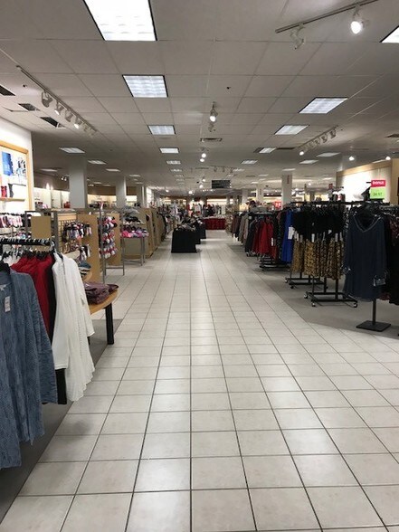 More Photos Of 1390-1440 W University Ave, Saint Paul Unknown For Lease