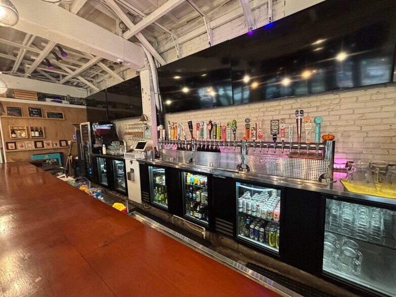 More Photos Of 301-309 Pier View Way, Oceanside Bar For Lease