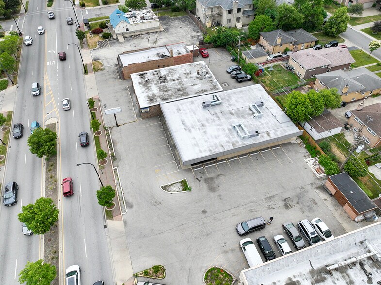 More Photos Of 3921-3925 W Touhy Ave, Lincolnwood Freestanding For Lease