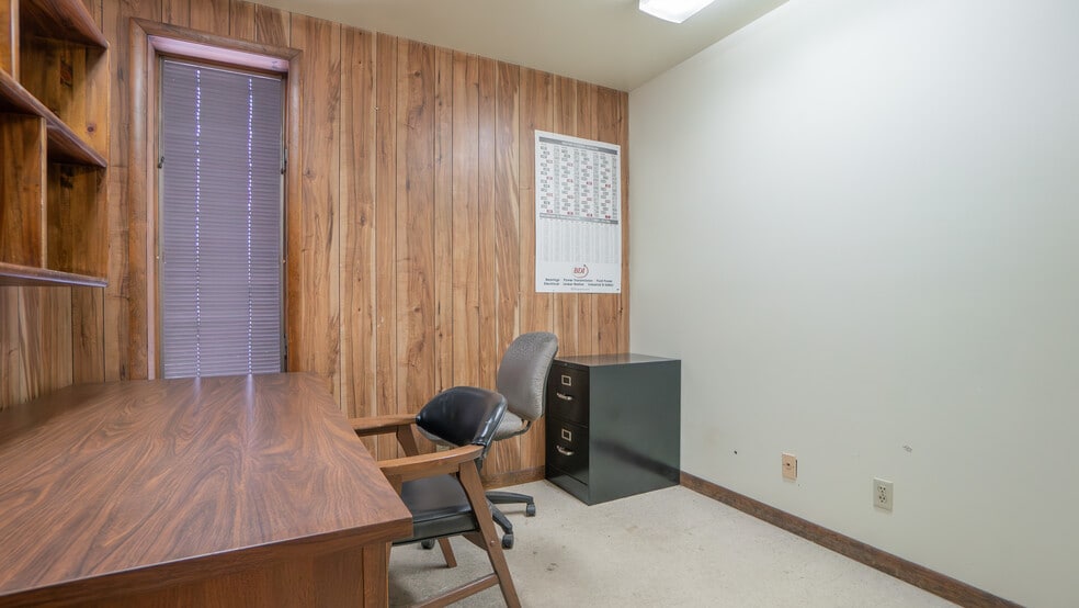 More Photos Of 1019 E Summit St, Crown Point Warehouse For Sale