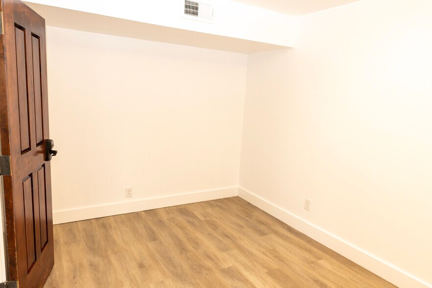 More Photos Of 307-311 Lombrano St, San Antonio Warehouse For Sale
