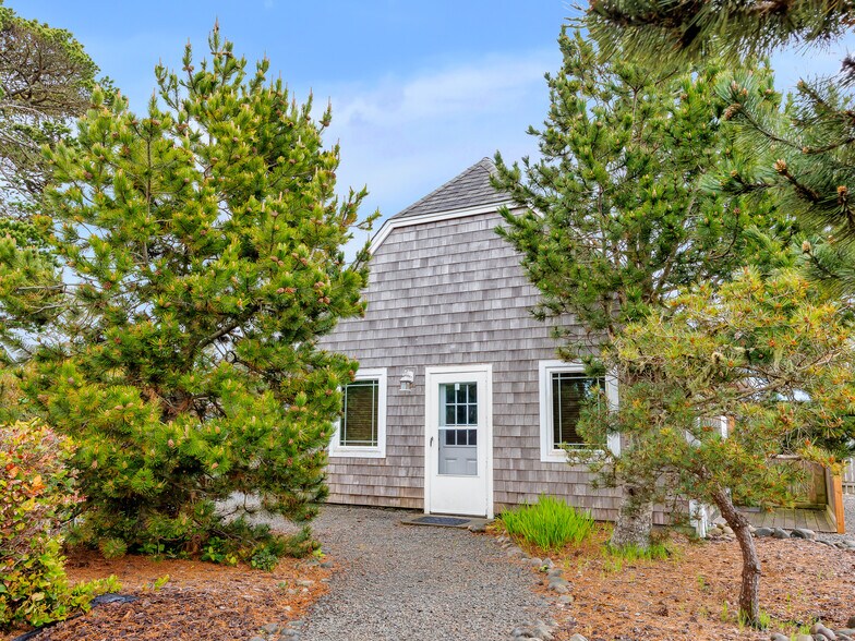 More Photos Of 1021 Promenade, Seaside Specialty For Sale