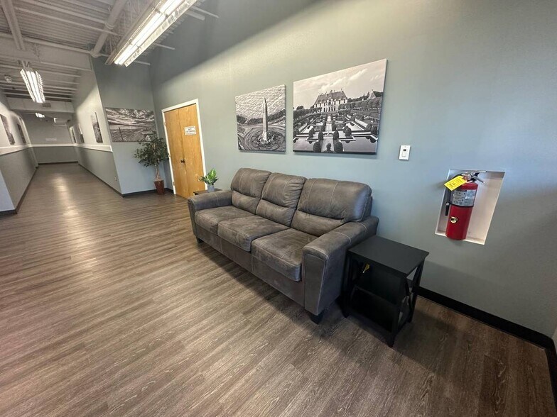 More Photos Of 565 Broadhollow Rd, Farmingdale Warehouse For Lease