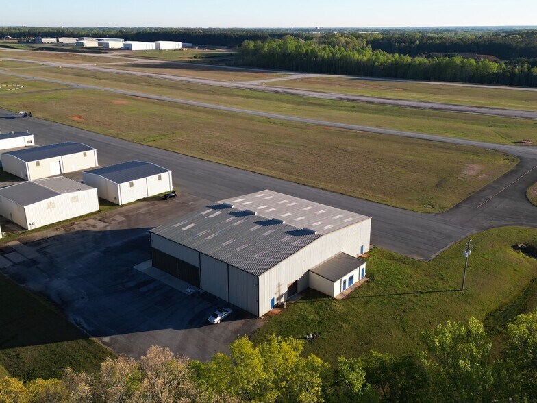 More Photos Of 260 W Aviation Way, Newnan Specialty For Lease