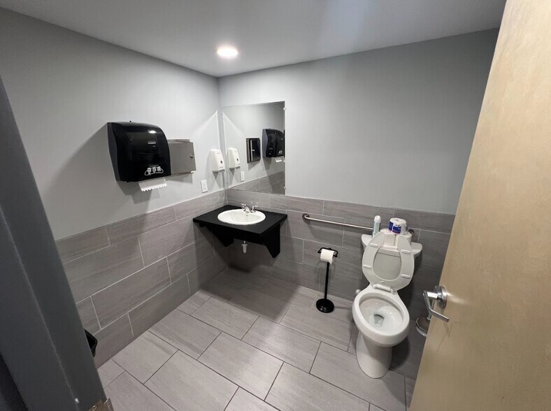 More Photos Of 2 Mound Ct, Merrimack Medical For Sale