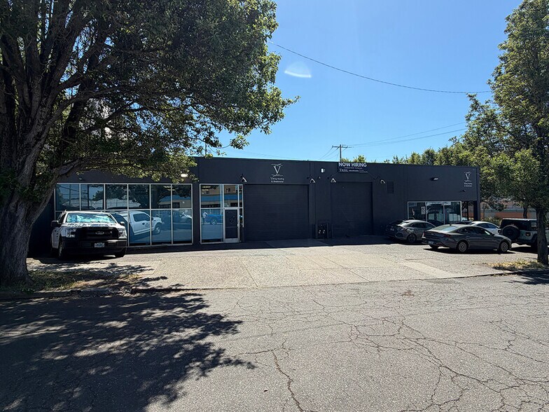 More Photos Of 711 SE Stark St, Portland Service For Sale
