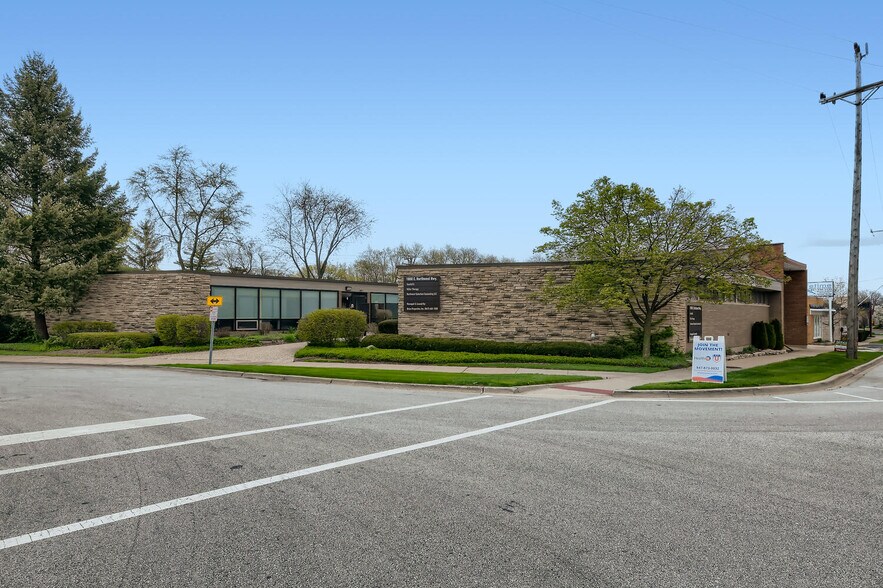 More Photos Of 1800 E Northwest Hwy, Arlington Heights Office For Lease