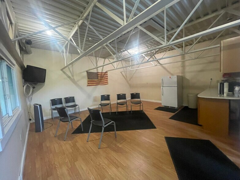 More Photos Of 5559 William Penn Hwy, Alexandria Warehouse For Sale