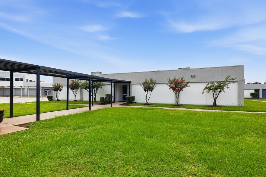 More Photos Of 1610 James Bowie Dr, Baytown Unknown For Lease