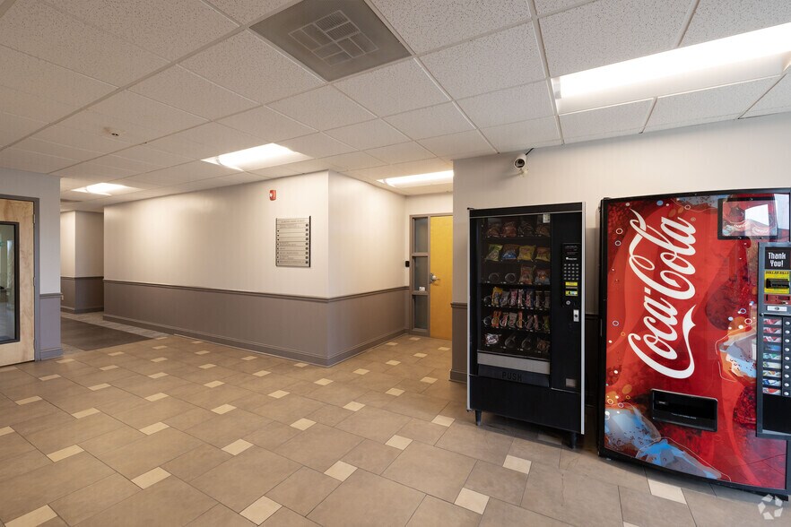 More Photos Of 36 British American Blvd, Latham Medical For Lease