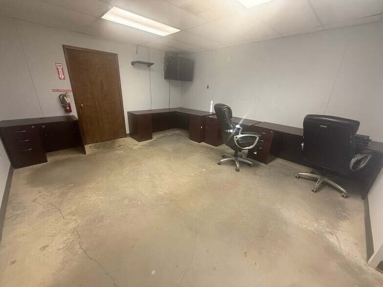 More Photos Of 3430 W Gist Ave, Midland Industrial For Lease