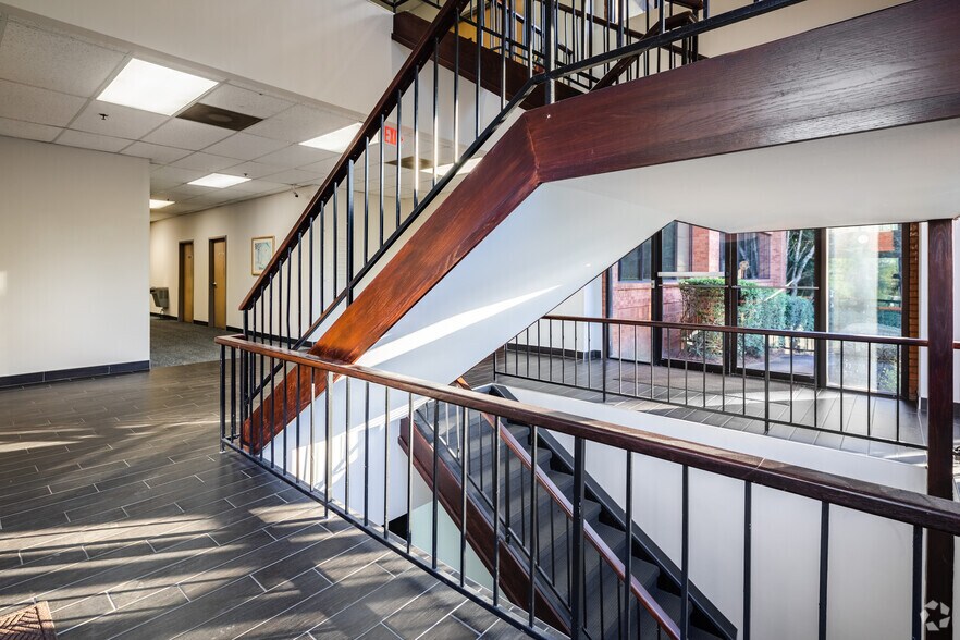 More Photos Of 1800 Roswell Rd, Marietta Serviced Offices For Lease
