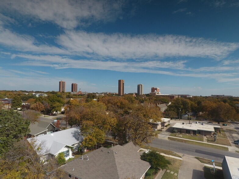 More Photos Of 1005 N Elm St, Denton Office For Lease