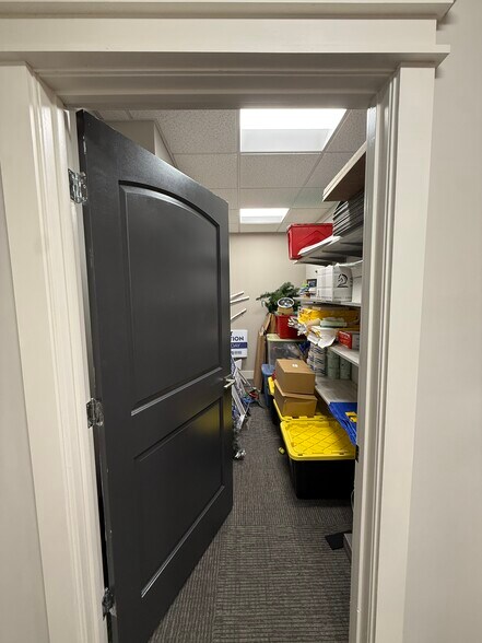 More Photos Of 804 N Front St, McHenry Office For Lease