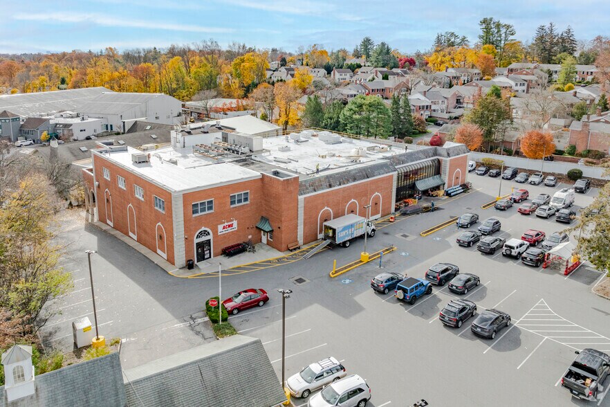 Primary Photo Of 288 Elm St, New Canaan Supermarket For Lease