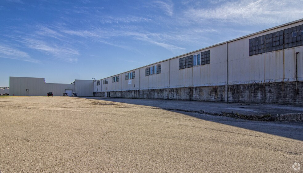 More Photos Of 515 W 8th Ave W, Huntington Warehouse For Lease