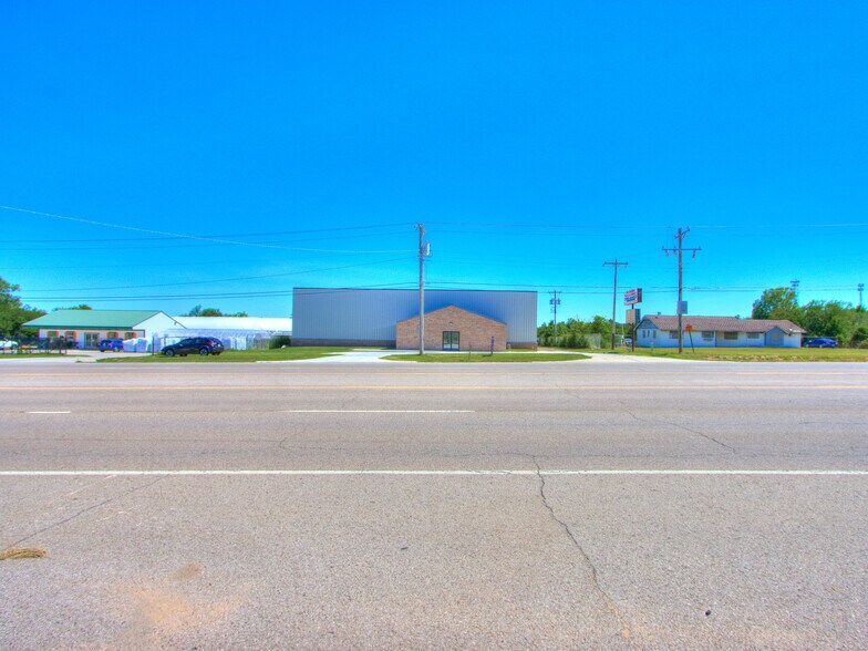 More Photos Of 18608 NE 23rd St, Harrah Light Distribution For Lease