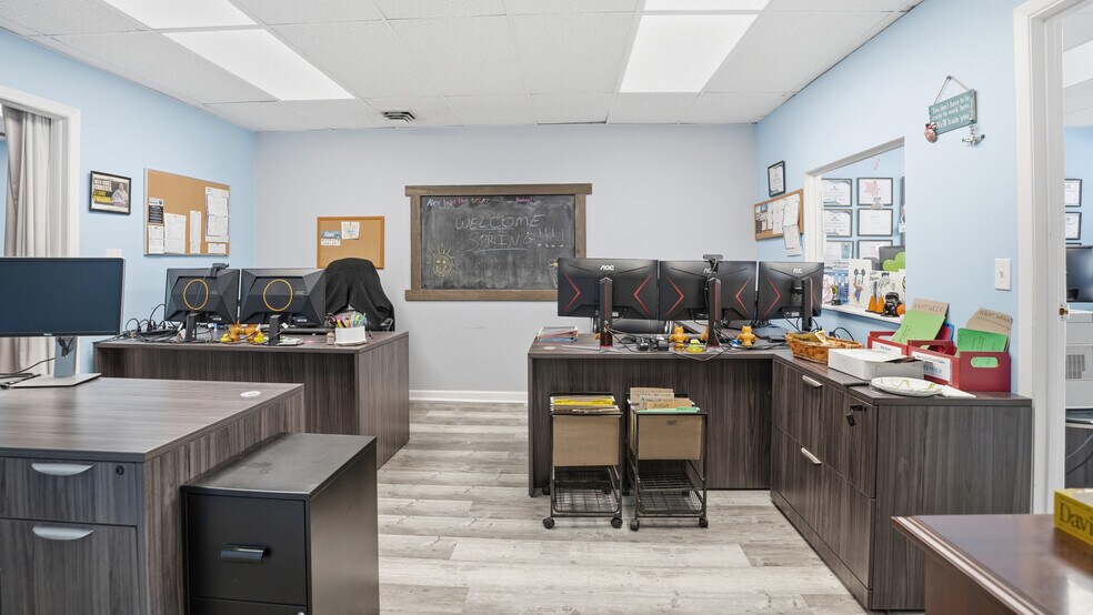 More Photos Of 18 Unqua Rd, Massapequa Loft Creative Space For Sale