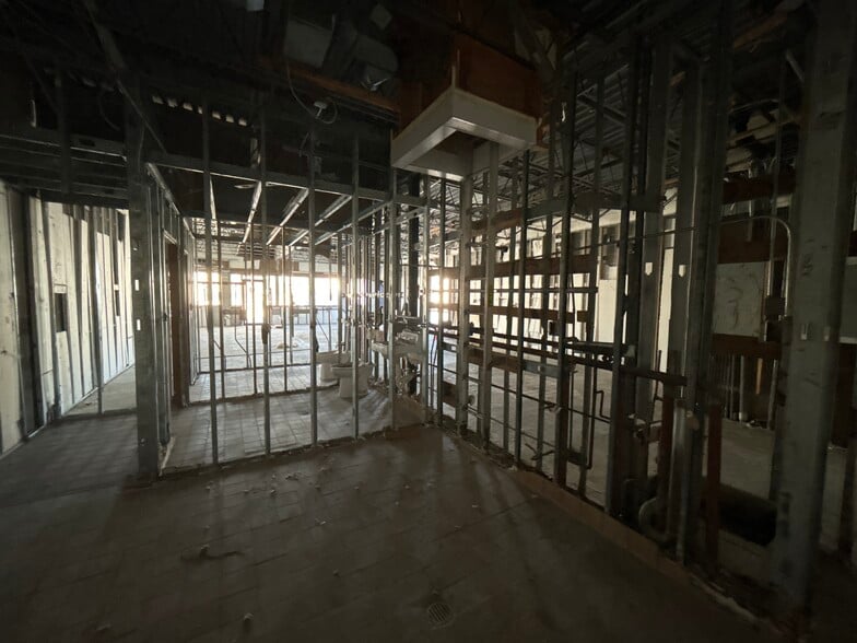 More Photos Of 1505 Elmhurst Rd, Des Plaines Freestanding For Sale