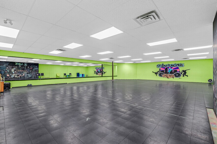 More Photos Of 4916 50 Av, Lloydminster General Retail For Lease