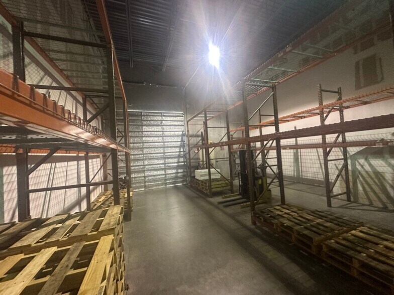 Primary Photo Of 585 NW Mercantile Pl, Port Saint Lucie Light Manufacturing For Sale