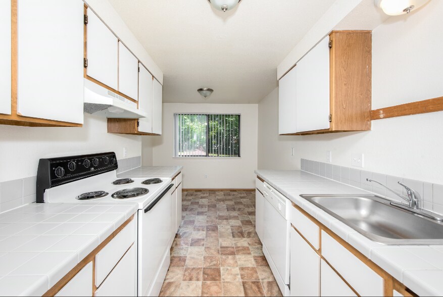 More Photos Of 2628 NE Red Sunset Dr, Gresham Apartments For Sale