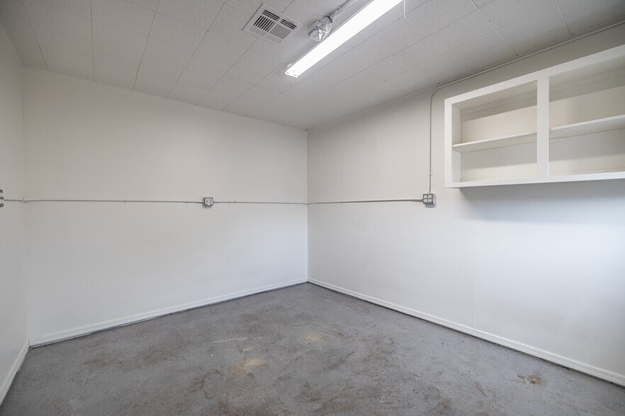 More Photos Of 2423 W Campbell Ave, Phoenix Warehouse For Lease