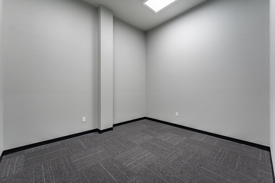 More Photos Of 140 Southwinds Rd, Farmington Storefront Retail Office For Lease