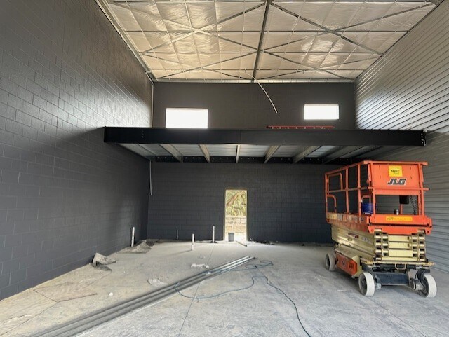 More Photos Of 15431 Fitzhugh Rd, Dripping Springs Showroom For Sale