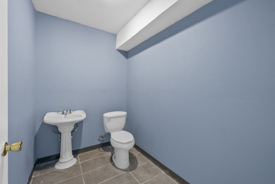 More Photos Of 124 10th St, Clarksville Flex For Sale