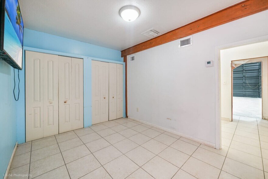 More Photos Of 1651 W 37th St, Hialeah Warehouse For Sale