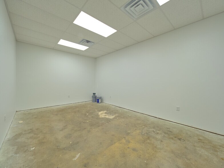 More Photos Of 18 S Main St, Brooksville Office For Lease