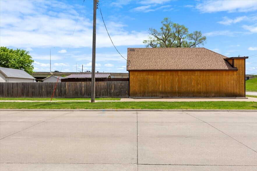 More Photos Of 626 16th Avenue, Council Bluffs General Retail For Sale