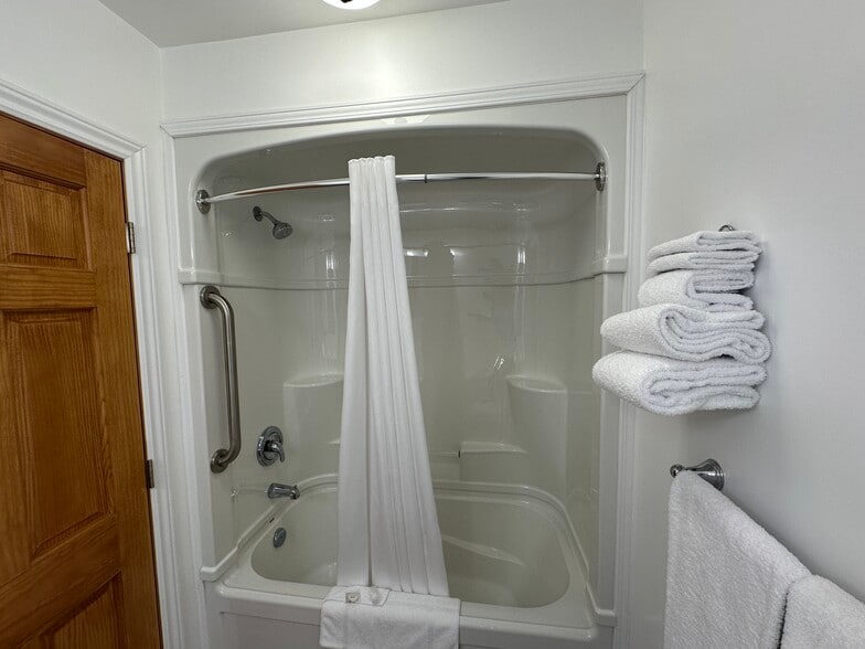 More Photos Of 171 Mission Rd, Wawa Hotel For Sale