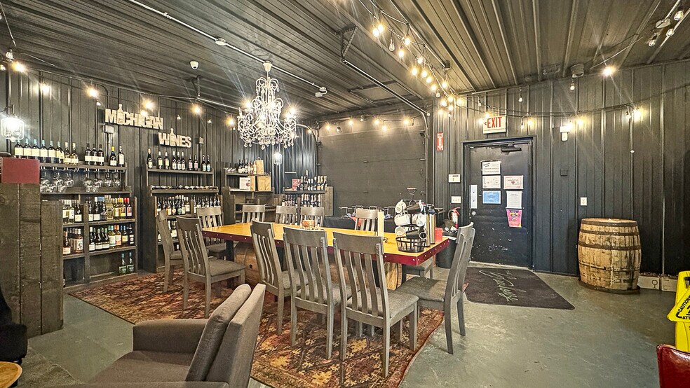 More Photos Of 916 S Mitchell St, Cadillac Restaurant For Sale