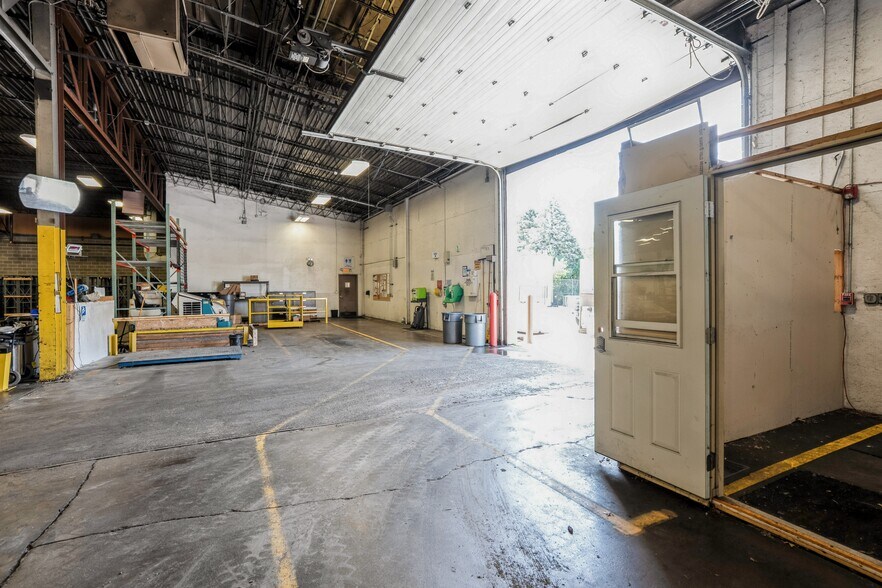 More Photos Of 2301 Fleur Dr, Des Moines Warehouse For Sale