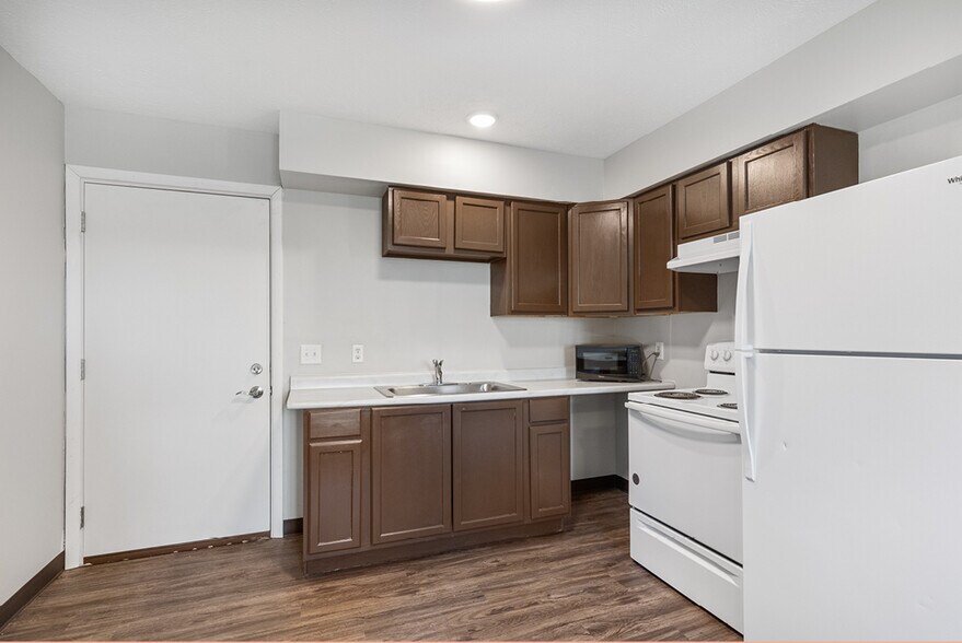 More Photos Of 26553 Magnolia Road, Underwood Hotel For Sale