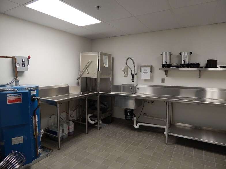 More Photos Of 2475 NW Stewart Pky, Roseburg General Retail For Lease